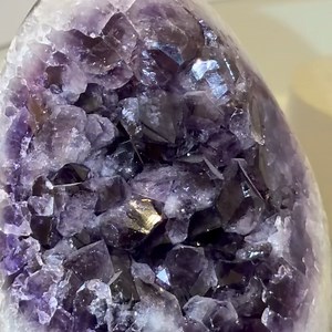 Soldes d'hiver: ❄️ 1 géode achetée = 1 surprise offerte ❄️ Envie d’ajouter une touche de magie à ton intérieur ? Nos géodes naturelles apportent à la fois énergie, apaisement et beauté. Chaque pièce est unique, choisie avec soin pour ses vibrations et sa capacité à harmoniser ton espace. En plus, pour chaque commande, on glisse une petite surprise minérale dans ton colis. C’est le moment parfait pour te faire plaisir ou offrir un peu de douceur autour de toi. | Les Pierres du Bien-Être