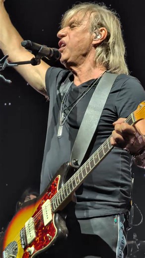 Ce soir Jean-Louis Aubert s'est produit pour la deuxième fois au Zénith Nantes Métropole Voici une très belle chanson "Ailleurs" avec un beau jeu de lumière ~~~~~~ #fandeconcerts #concert2025 #JLA | Fan de concerts