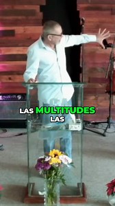 Había multitudes siguiendo a Jesús… todos querían escuchar más. 👣✨ Pero lo maravilloso es esto: de toda la multitud, Jesús miró a uno. Puso Su atención en una sola persona. ¿Por qué? Porque Jesús no busca multitudes… Él busca corazones. 💛 Él ve tu historia. Él ve tu necesidad. Él ve lo que nadie más ve. 👀 Y así como miró a ese hombre en medio de la multitud, también te mira a ti hoy. 🕊️ #JesúsTeVe #NoBuscaMultitudes #ÉlVeTuHistoria #AmorDeDios #CristianosHoy #DevocionalCristiano #PalabraDeDi