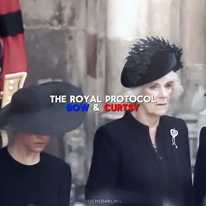 ⚜️ Curtsy လို့ခေါ်တဲ့ဒူးညွှတ်ပြီးအရိုအသေပြုတဲ့ထုံးစံဟာ ဥရောပမင်းဆက်တွေနဲ့အတူရှိနေခဲ့တာရာစု‌နှစ်တွေကြာပါပြီ။ ရိုးရိုးရှင်းရှင်းပြောရရင် ကိုယ့်ထက်ရာထူးဂုဏ်သိမ်မြင့်တဲ့သူတွေကို အနောက်တိုင်းပုံစံ၊လေးစားသမှုနဲ့အရ်ိုအသေပေးရတာဖြစ်ပါတယ်။ အမျိုးသမီးတွေက ညာခြေထောက်ကို ဘယ်ခြေထောက်‌နောက်သို့ပို့ပြီး အတန်ငယ်ဒူးညွှတ်ကာ ခေါင်းငုံ့ရတာကို Curtsy လို့ခေါ်ပြီး၊ အမျိုးသားတွေအနေနဲ့ကတော့ Bow လို့ခေါ်တဲ့ ဦးခေါင်းညွှတ်ပြီးအရိုသေပြုရတာဖြစ်ပါတယ်။ သမ္မတတွေ တော်၀င်မျိုးနွယ်တွေနဲ့တွေ့ဆုံကြတဲ့အခါ ဒီလိုအရိုသေပြုကြပြီး ပြဇာတ်တ