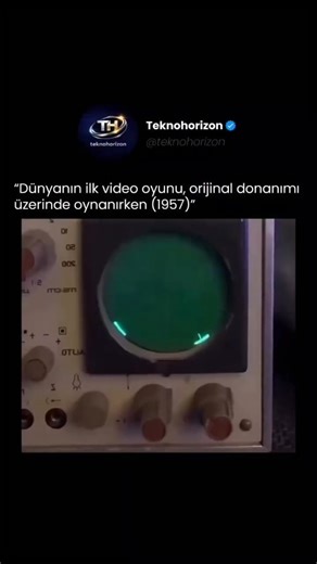 @teknohorizon on Instagram: "Ekim 1958’de fizikçi William Higinbotham, Brookhaven Ulusal Laboratuvarı’ndaki halka açık bir sergiyi daha ilgi çekici hale getirmek için, bugün yaygın olarak ilk video oyunu olarak kabul edilen “Tennis for Two”yu yarattı. Daha sonraki dijital konsolların aksine, bu oyun Donner Model 30 adlı bir analog bilgisayar tarafından çalıştırılıyordu ve grafik ekranı olarak beş inçlik bir osiloskop kullanıyordu. Oyuncular, topun açısını ayarlamak için bir düğmesi ve topu simül