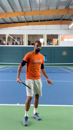 Milan Krnjetin on Instagram: "CORRECT SERVE - ELBOW POSITION PROBLEMS & FIXES! 👌 One of the very common issues with serve is the inefficient racquet drop mostly related to the elbow position. Here I share the problems and the solutions: ❌ Elbow goes too high up and too early which reduces the range of motion. This causes not complete drop, lower racquet speed and powerless serve. ❌ Elbow stays too low, too close to body or on the side. The feeling is like being jammed in without free swing. Thi