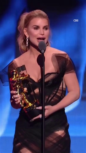 Jessica Simpson shocks fans with new look at VMAs as she presents award | The US Sun