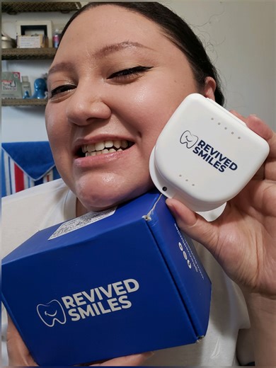 The wait is officially over. 📦 It’s here. I just received my custom Flexible Partial Denture from Revived Smiles, and holding this in my hands feels like holding a piece of my confidence that’s been missing for years. I’m still processing the fact that I didn’t have to step foot in a dentist's office or face any of that old anxiety to get to this point. Straight from my home impressions to this beautiful, custom-made piece delivered to my door. A few things I’m noticing right out of the box: 👉