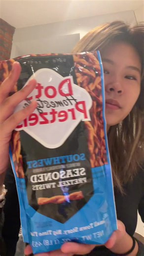 trying dot’s southwest flavor pretzels #tastetest