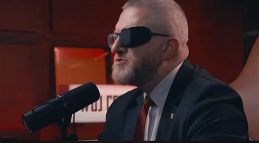 Grzesiu Braun który bez zająknięcia potrafi prowadzić godzinne monologi zawiesił się jak Windows jak miał znaleźć w głowie nieobraźliwe określenie dla par homoseksualnych XD