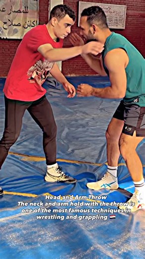 🟦 Basic Steps / الخطوات الأساسية: 1. The Grip / المسكة: • One hand holds the back of your opponent’s neck. • The other hand goes under his armpit or around his arm. • امسك رقبة الخصم من الخلف بيد واحدة. • اليد الأخرى تمر تحت إبطه أو حول ذراعه. 2. The Entry / الدخول: • Step your body forward in front of him. • Bring your hip in front and inside your opponent’s center line. • تقدّم بجسمك للأمام أمام خصمك. • اجعل وركك أمامه وداخل خط مركزه. 3. The Turn / الدوران: • Rotate your hips quickly. • At th