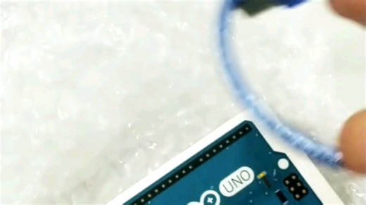开箱正版Arduino UNO，并烧录两个程序