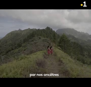 ☁ 🌾 Elles ont pour musique la symphonie de la nature : le bruissement du vent dans les branches, le murmure des nuages et la mélodie de l'océan. 🫠 ❣️ Montez le son et laissez-vous envoûter par la beauté de ces deux voix de Rapa. Le replay de Pari pari fenua à Rapa https://buff.ly/47VH5N4 | Polynésie la 1ère