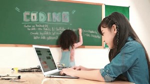 clip-3752704573-girl-writing-engineering-prompt-by-using-ai