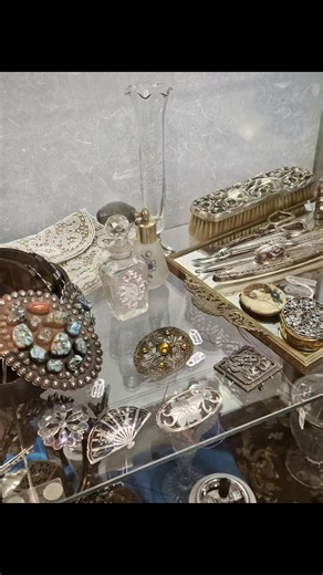 Happy 30th Birthday Midland SALE by Dealer 8. 15% off case and booth Saturday Nov 8th only. Come visit #tobacco #lighters #jewelry #vintagefinds #mirror #art #decor #records #indianapolis #visitindy @cuddlemecatrescue2021 | Midland Arts and Antiques