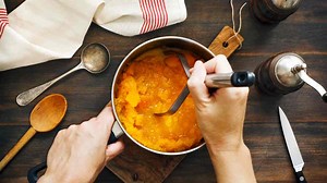 How to Make Puree Without Blender at Home in Hindi| घर पर प्यूरी बनाने का तरीका| Tamatar ki Puree   | how to puree without blender | Herzindagi