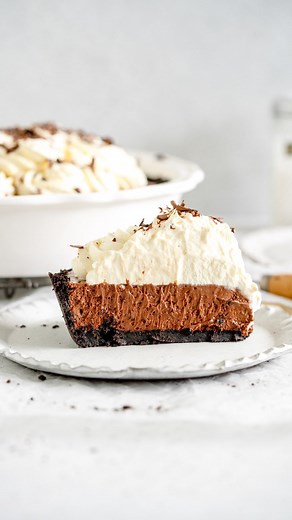 110K views · 2K reactions | This is how I get nice clean pieces of pie - cut a little snack piece first. This gives you some room to work with when you’re cutting the other pieces. Cutting two pieces can work too but I find this way works best. This is my French silk pie - recipe is in my profile! #frenchsilkpie | Cloudy Kitchen | Facebook