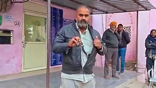 Man pulls live cobra from jacket while waiting at hospital