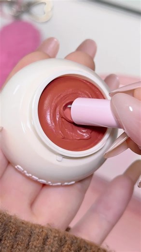 Explore the Perfect Blurry Lip Makeup Technique