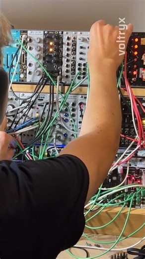 Generative #dawless #eurorack jam with Rings clone, analog distorted #bass and noise-based hats