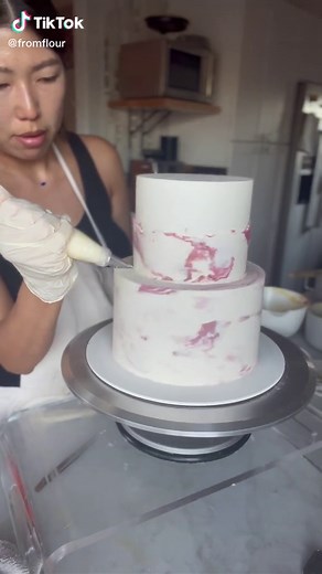 Painting with Gold Luster Dust for Stunning Cakes