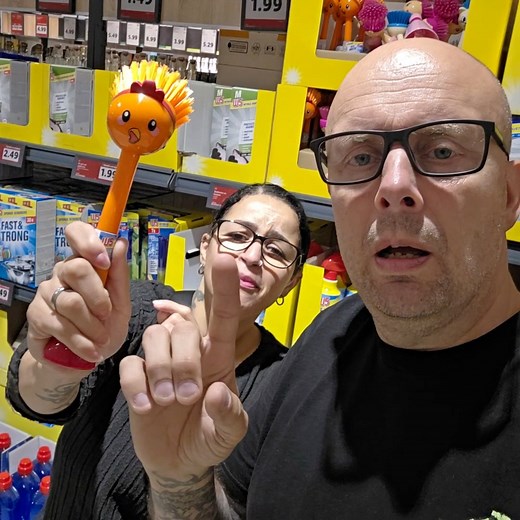 72K views · 2.7K reactions | "Trash Bags That Smell Like Lemon  and Orange  ? " | Deaf Onno Jansen | Facebook