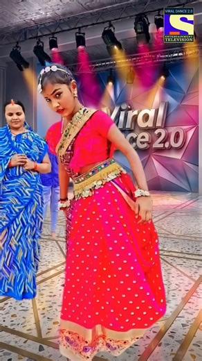 खूबसूरत लड़की का प्यारा डांस 💃 माँ प्यार से देख रही हैं #shorts