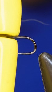 TFS Doppelganger Midge Hook: Ahrex FW507 size 18 Thread: TheFlySmith 12 /0 traditional Wings: Packaging twine Hotspot: Fulling mill ultra dry yarn Hackle: Whiting midge saddle Resin: uv craft Tools: TheFlySmith #fly #flytying #flytyingjunkie #theflysmith #flytyingtutorial | Brian Smith