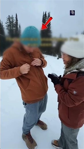 He Zoomed In… And Discovered a Rare Flower-Shaped Snowflake ❄️😱