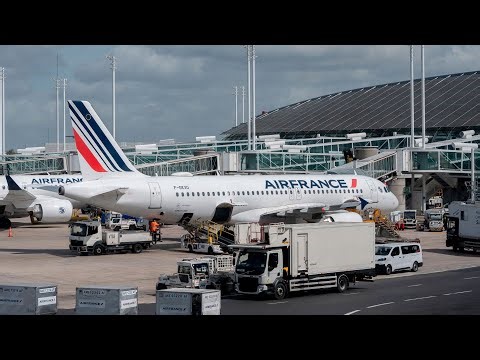 La guerra casi duplica el precio del combustible para aviones. Así lo afectará | Noticias Telemundo