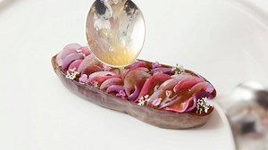 With countless of accomplishments under his belt like 3 Michelin Stars and being named The World's Best Restaurant in 2017, for chef Daniel Humm it's just the very beginning. Watch this intimate and inspiring Chef's Cut episode as he talks about The Next Chapter at Eleven Madison Park. | The Art of Plating