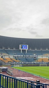 16.00 — Hujan masih mengguyur Stadion Gelora Bandung Lautan Api 🌧️💙 | Bandung Football