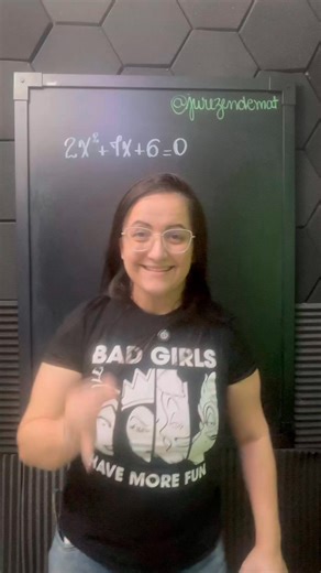 Será que sempre dá pra resolver com a cruzadinha? Olha o que o seguidor Vito me mandou: “Aparece um polinómio semelhante com 2x2 7x 6 e fatorizando dava um método semelhante a esse que explicou. Se pudesse explicar como fatorizar esse polinómio e a dica, seria muito bom.” A cruzadinha fechou bonito aqui. Mas nem sempre é assim… Se nenhuma combinação der certo, é porque as raízes não são racionais. E aí, não tem muito pra onde correr, é usar a fórmula resolutiva (aquela que só no Brasil é chamada