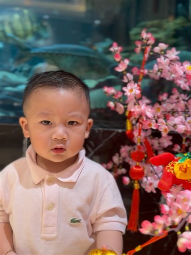 Mamidiorr - Selly on Instagram: "Happy Valentine’s Day 💓 #CDlittlefamily Slide 2 : Salfok sama ncek eten disuru buat love sign di pipi biar kayak oppa2 , ncek malah cubit pipi nya sendiri 🤣"