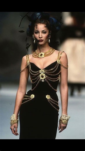 Dress on runway vs at met gala 🔥#subscribe #fashion #model #dressess #viral