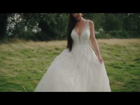 Disney Pocahontas D415 Trouwjurk exclusief in Nederland bij Santerello Bruidsmode Breda.