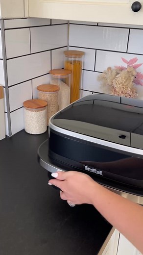 Enjoy endless cooking options with the Easy Fry & Pizza Air Fryer. Its generous XL cooking surface fits pizzas up to 27cm, 1 kg of fries, 30 nuggets and more! It offers both style and functionality with its compact design, allowing you to save space on your countertop. | Tefal