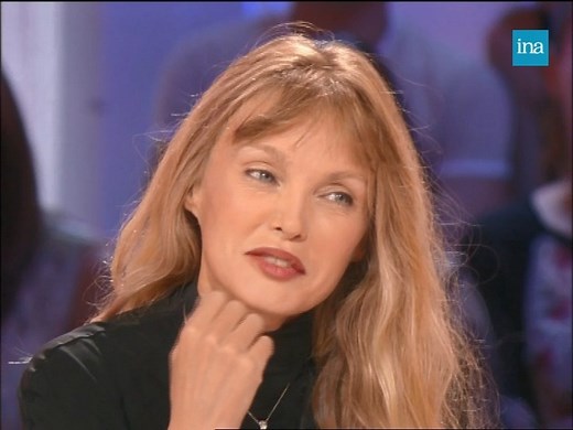 LA JEUNESSE D’ARIELLE DOMBASLE 🎬 . «Les enfants jouent beaucoup et les acteurs ont cet immense privilège de continuer à jouer». En 2002, sur le plateau de «Tout le monde en parle», l’actrice-chanteuse raconte son enfance, partagée entre le Mexique et la France, et revient sur ses débuts d’actrice avec Éric Rohmer. | INA