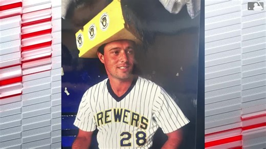 Rick Manning luce una cabeza de queso