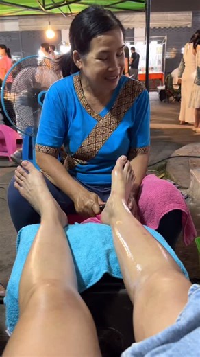 Evita❤️ on Instagram: "#e人環遊世界 第一站：清邁ep3✨ 藝術村真的推爆🔥雖然有點遠 我本來只打算去2-3小時 結果我待了半天哈哈哈哈😂 還好有早起出發！ 整個行程我去五天 連載剩兩天啦✌🏻 Day3行程在留言處⬇️ - 清邁完整版YOUTUBE🔍伊米塔 清邁 #清邁 #清邁景點 #清邁自由行 #清邁旅遊 #獨旅 #獨自旅行 #泰國 #泰國旅遊 #30多不結婚 #solotrip"