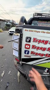 Trường hợp này nhận sai đưa tiền bồi dưỡng anh kia chắc cũng bỏ qua. Còn quay phim thì thua rồi. | Otosaigon.com
