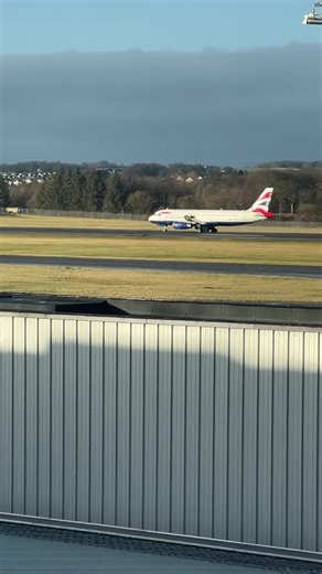 Footage shows the moment a British Airways plane made an emergency landing at Edinburgh Airport after pilots identified a technical issue after take-off. | Edinburgh Evening News