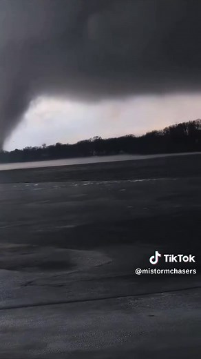 Close range video from Union Lake (Union City, MI) where a powerful EF-3 tornado with winds of at least 150mph tore through on March 6, 2026. 📸Michael Taylor Stewart