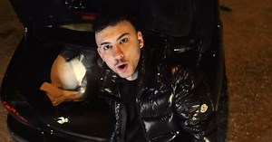 Arrestato il rapper Daxter per spaccio di droga: vendeva cocaina dal finestrino della sua auto a Milano