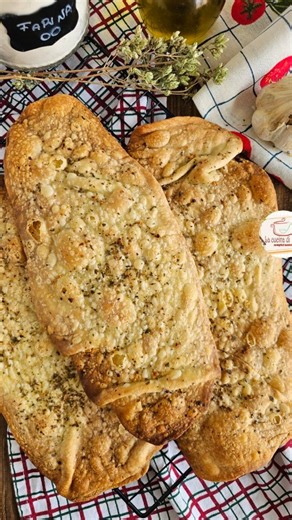 SCROCCHIARELLE ROMANE SENZA LIEVITO 😍 impasti e cuoci, le mangi in meno di mezz'ora! Croccanti profumate e troppo buone! ✅️SALVA LA RICETTA PER NON PERDERLA Lasciami un 👋 e un ❤️ se ti piace la ricetta Ingredienti 300 g di farina 40 g di olio extravergine di oliva 10 g di sale 120 /130 g di acqua Per condire Q.b. olio extravergine di.oliva Q.b. sale Q.b. pepe 1 spicchio di aglio Origano Procedimento Per preparare le lingue della suocera senza lievito inizia con il versare in una ciotola la far