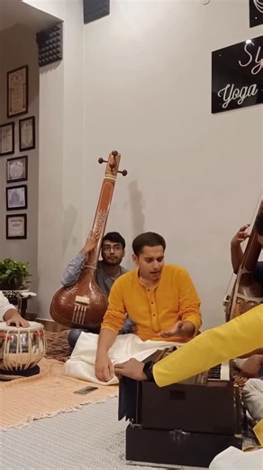 Arul Seth on Instagram: "Alaap in Raag Kedar!🎶☺️ #alaap #sukoon #baithak #musicalgathering #raag #shastriyasangeet #indianclassicalmusic #sangeet #mentalpeace #peace #tanpura #vocalist #musician #classicalmusician"