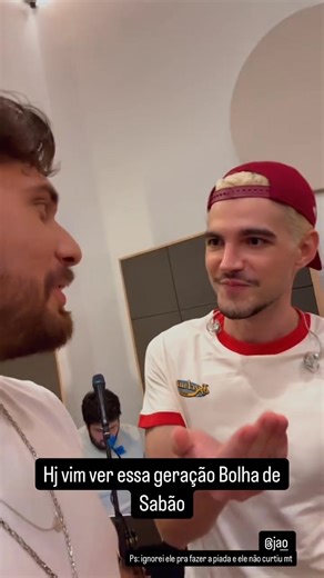 Gustavo Mioto perde o amigo, mas não perde o trocadilho! Após Jão ser chamado de "geração bolha de sabão” por Roberta Miranda, o sertanejo colocou para tocar "Bola de Sabão", sucesso da banda Babado Novo, e ainda fez piada. Mais que amigos, friends! (🎥: @gustavomioto) | Hugo Gloss