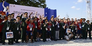 US troops stand beside Vietnamese Soldiers at World Games