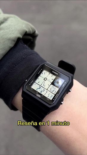 Reseña en 1 minuto 🔗 Casio Twin-Graph El año 1985 Casio lanzó al mercado el Casio Twin-Graph, uno de los modelos más excéntricos hechos por la marca japonesa. Consistía en estirar el concepto de los segmentos LCD a mucho más que la hora en números de 7 segmentos, sino a la hora análoga y otras funciones. El modelo hoy es icónico y carísimo, pero gracias a los dioses relojeros vuelve en forma de la serie LF-20W, a un precio mucho más accesible y con la misma diversión. 📌 Tiene luz , cronómetro,