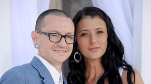 2 Tahun setelah Chester Bennington Meninggal Dunia, Talinda Bennington Umumkan Pertunangannya - Tribunnews.com