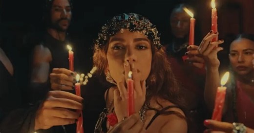 Anitta revela bastidor de seu novo clipe “Desgraça”: 'A pomba-gira fuma'