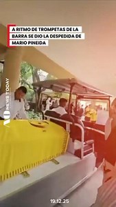 83K views · 2.2K reactions | A RITMO DE TROMPETAS DE LA BARRA SE DIO LA DESPEDIDA DE MARIO PINEIDA El sepelio del futbolista Mario Pineida se realizó con honores y al son de trompetas, en un emotivo y sentido homenaje que acompañó su último adiós en Guayaquil. #MarioPineida #BarcelonaSC #Sepelio #Guayaquil #FútbolEcuatoriano #Duelo #NoticiasEcuador #AOnewsToday | Alcibiades Onofre | Facebook