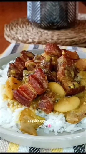 Boucané aux pois du cap (boucané dan pois) 🇷🇪 Oté ça lè bon, délicieux p'tit plat de la cuisine Réunionnaise, facile à préparer (Le boucané est un morceau de viande de porc frais, découpé dans la poitrine, assaisonné avec des épices et ensuite fumé au-dessus d'un feu de bois sans la flamme, juste de la fumée, du boucannage). Les pois du cap 'gros pois' (on dit aussi Haricots de Lima ou gros haricots blancs plats) se sont des légumineuses, chez nous on dit aussi 'le grain sec', c'est excellent.