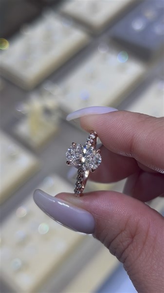 a beautiful 2 crt oval cut diamond set in rose gold shared prong setting. ✨ #fy #fyp #foryou #foryoupage #engaged #engagementring #diamondring #diamond #labgrowndiamond #love #ring #weddingring #wedding #jeweler #valentines #jewelry #happy | Global Rings Jewelry | Facebook